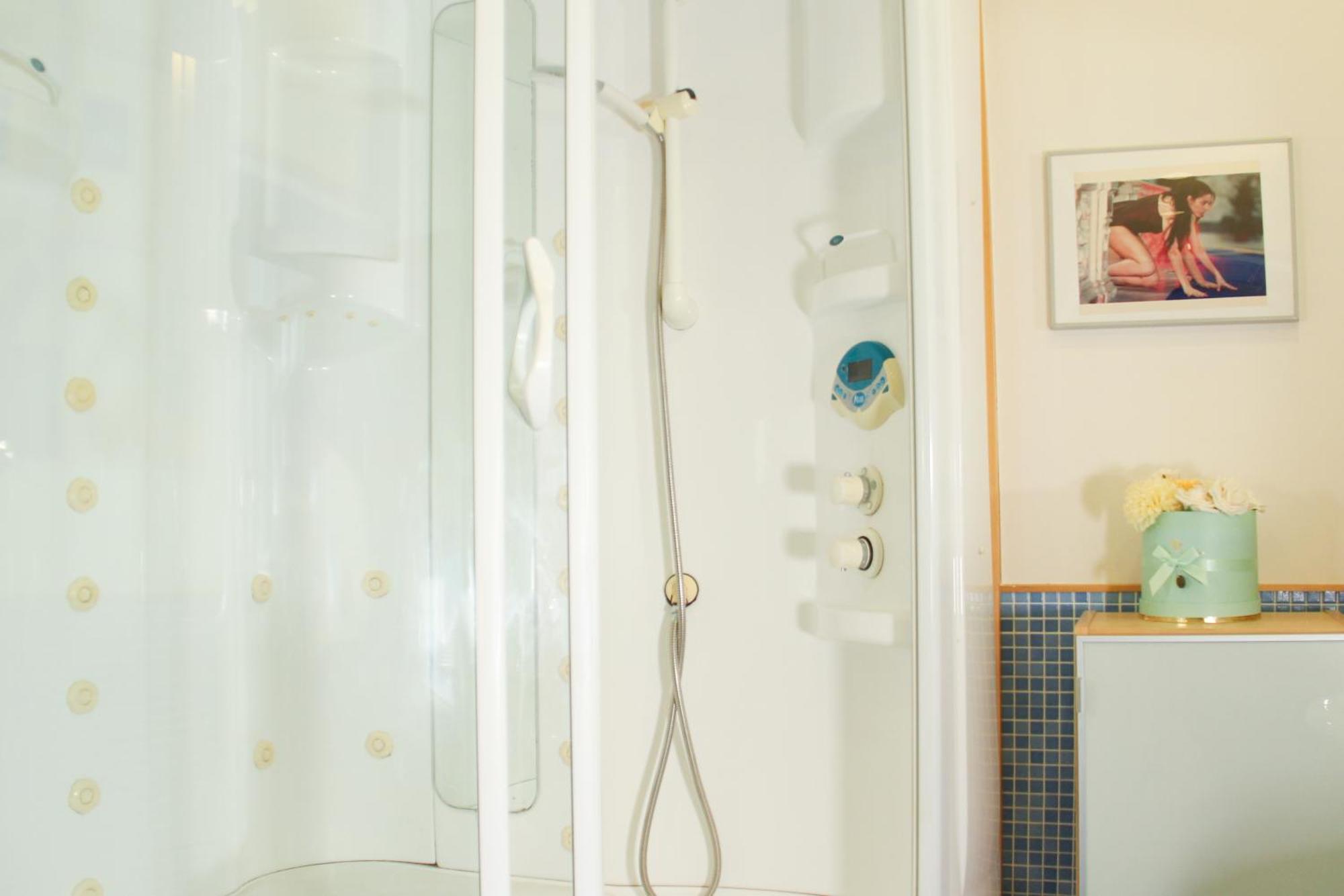 Apartamento Metro Amedeo - Stanza Privata Con Vasca Idromassaggio Nápoles Exterior foto