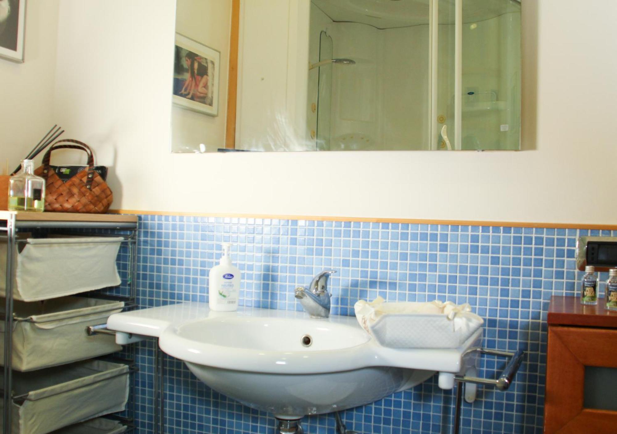 Apartamento Metro Amedeo - Stanza Privata Con Vasca Idromassaggio Nápoles Exterior foto